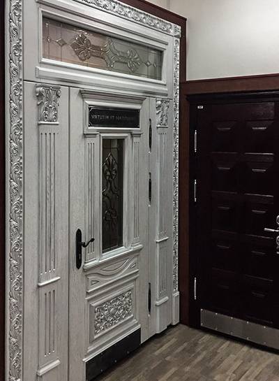 Белая дверь с фрамугой