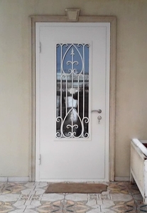 Белая дверь с ковкой и стеклом