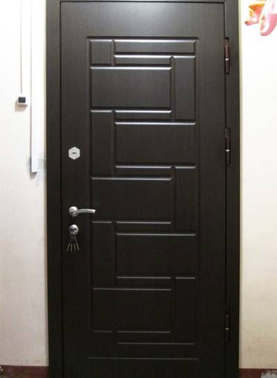 Черная фрезерованная дверь