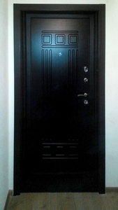 Черная МДФ дверь с фрезеровкой