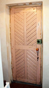 Старая дверь перед демонтажом