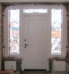 Дверь металлическая с боковыми вставками изнутри