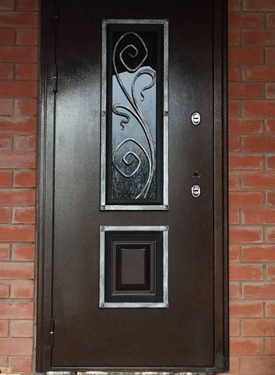 Входная дверь со стеклом и коваными элементами