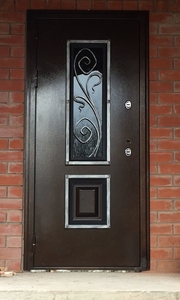 Входная дверь со стеклом и коваными элементами