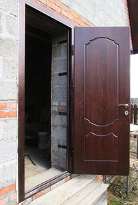 Дверь с МДФ на дачном участке