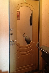 Дверь в квартиру с зеркалом