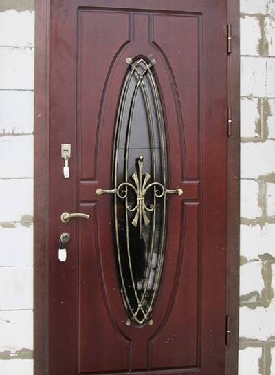 Дверь со стеклопакетом снаружи