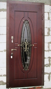 Дверь металлическая со стеклопакетом снаружи