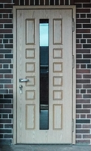 Дверь со вставкой стекла в частном доме
