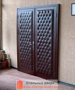 Фото двупольной двери в офисе