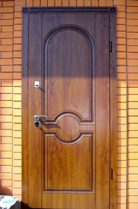 Филенчатая дверь в загородном доме