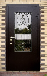 Входные дверь с коваными элементами и стеклом