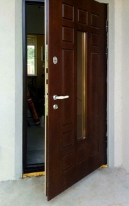 Коричневая дверь со стеклом