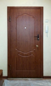 Коричневая дверь в квартире