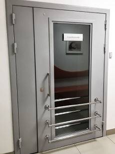 Остекленная дверь в лифт