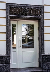 Полуторная МДФ дверь со стеклом