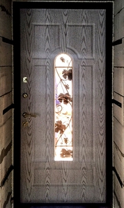 Светлая входная дверь изнутри