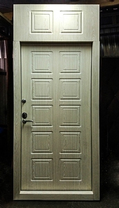 Светлая МДФ дверь с фрамугой