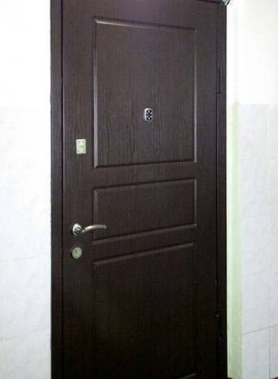 Установленная черная дверь