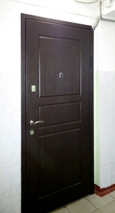 Установленная черная дверь
