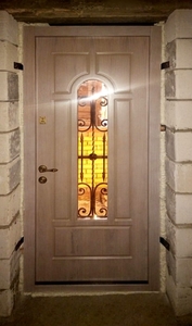 Установленная входная дверь в доме