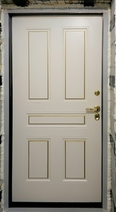 Дверь в квартиру белого цвета