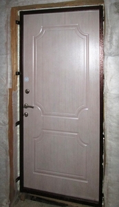 Входная дверь со светлым МДФ