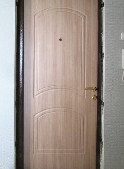 Железная дверь со светлым МДФ