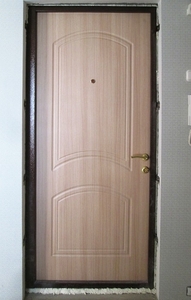 Железная дверь со светлым МДФ